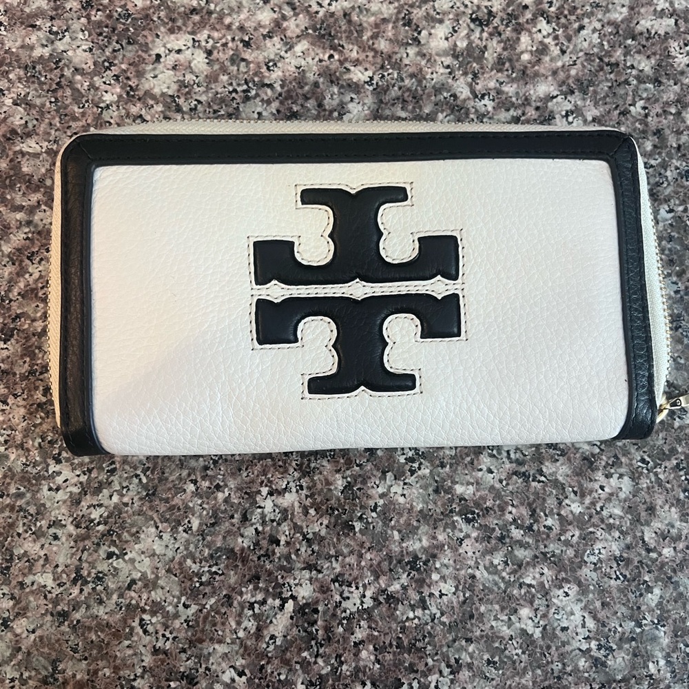 Tory Burch Jessica Zip Continental Wallet.